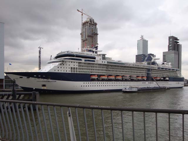 >Cruiseschip ms Celebrity Constellation aan de Cruise Terminal Rotterdam